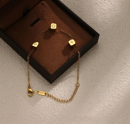 B826 Pulsera cuadros dorados acero de titanio 19cm