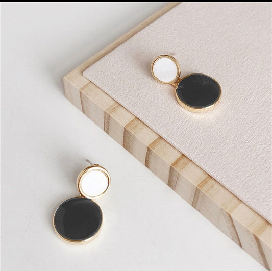 E7071 Aretes circulares bicolor negro y blanco aleacion 2.5cm