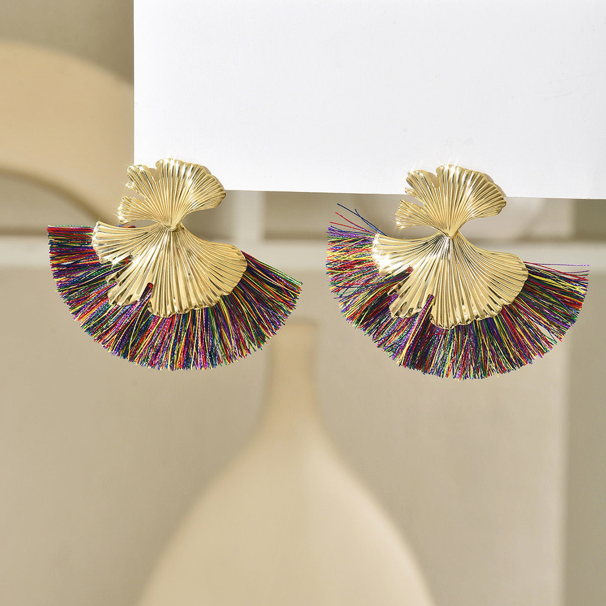 E7114 Aretes con diseño de hoja de Ginkgo y flecos colores en abanico aleacion 6cm