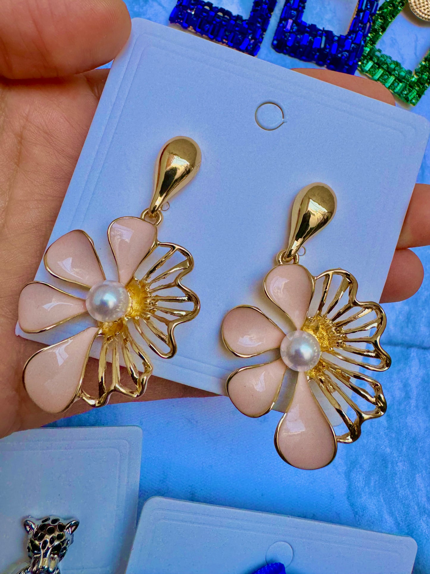 E2017 Aretes flor dorada enchapado esmalte