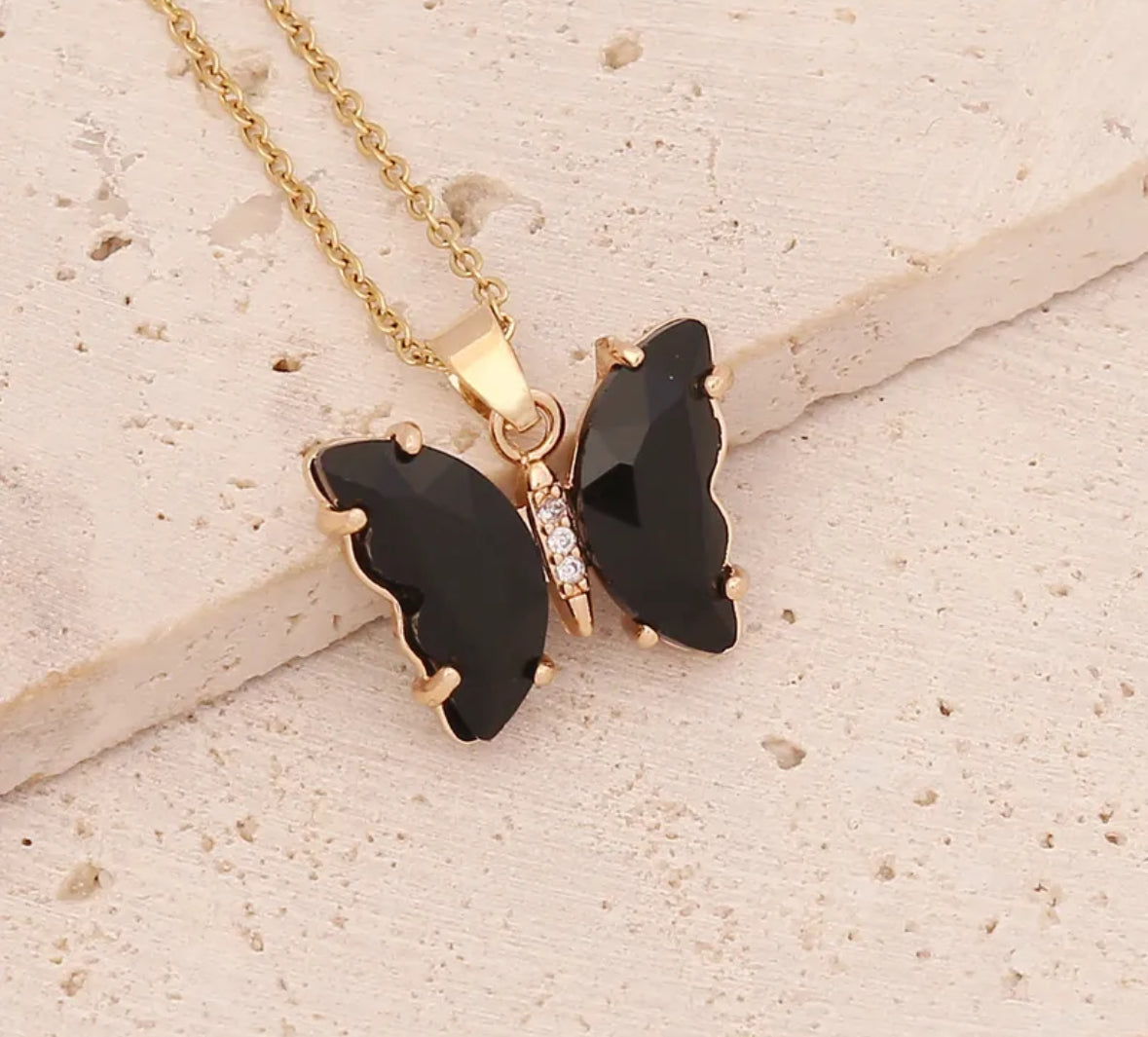C621N Collar mariposa negra acero inoxidable chapado en oro 18k largo 23cm dije 2cm