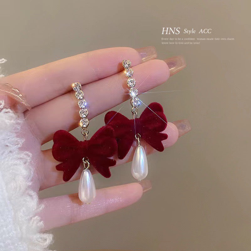 E4957 Aretes moño gamuza guinda cristales aleacion 4cm