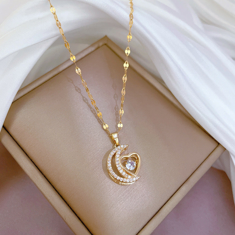 C619 Collar dorado luna corazon acero de titanio largo 23cm dije 2.3cm