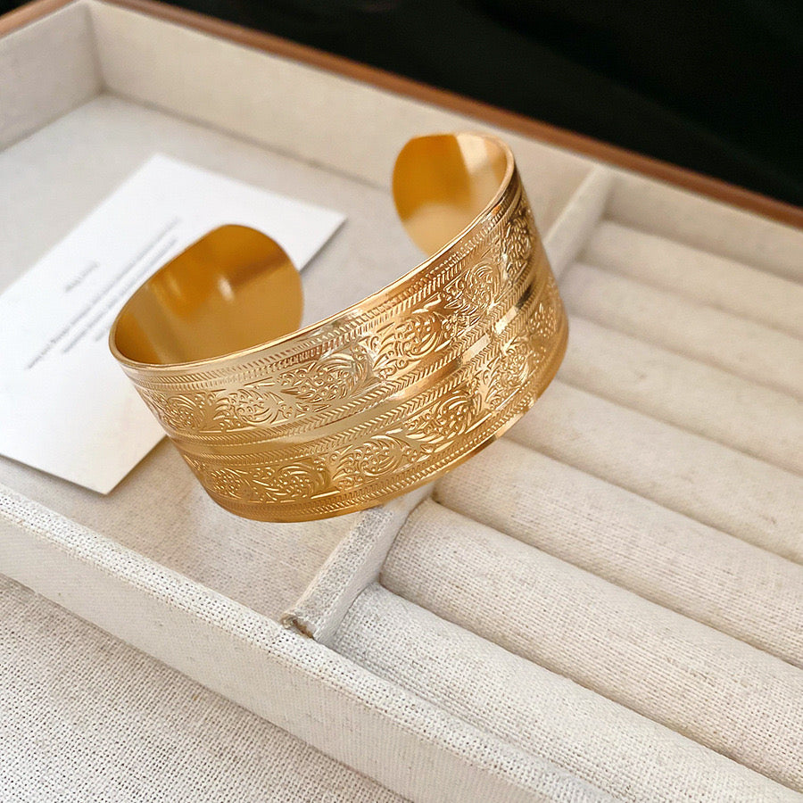 B971 Brazalete dorado relieve abierto aleacion 3 cm