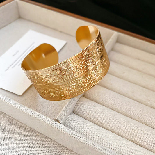 B971 Brazalete dorado relieve abierto aleacion 3 cm