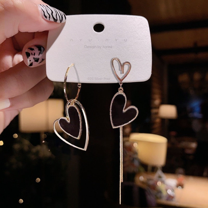 E5838 Aretes asimétricos corazón doble negro colgante aleacion 7cm