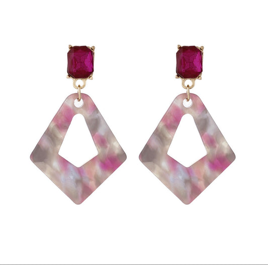E5444 Aretes rombo bicolor fucsia acrílico 5cm
