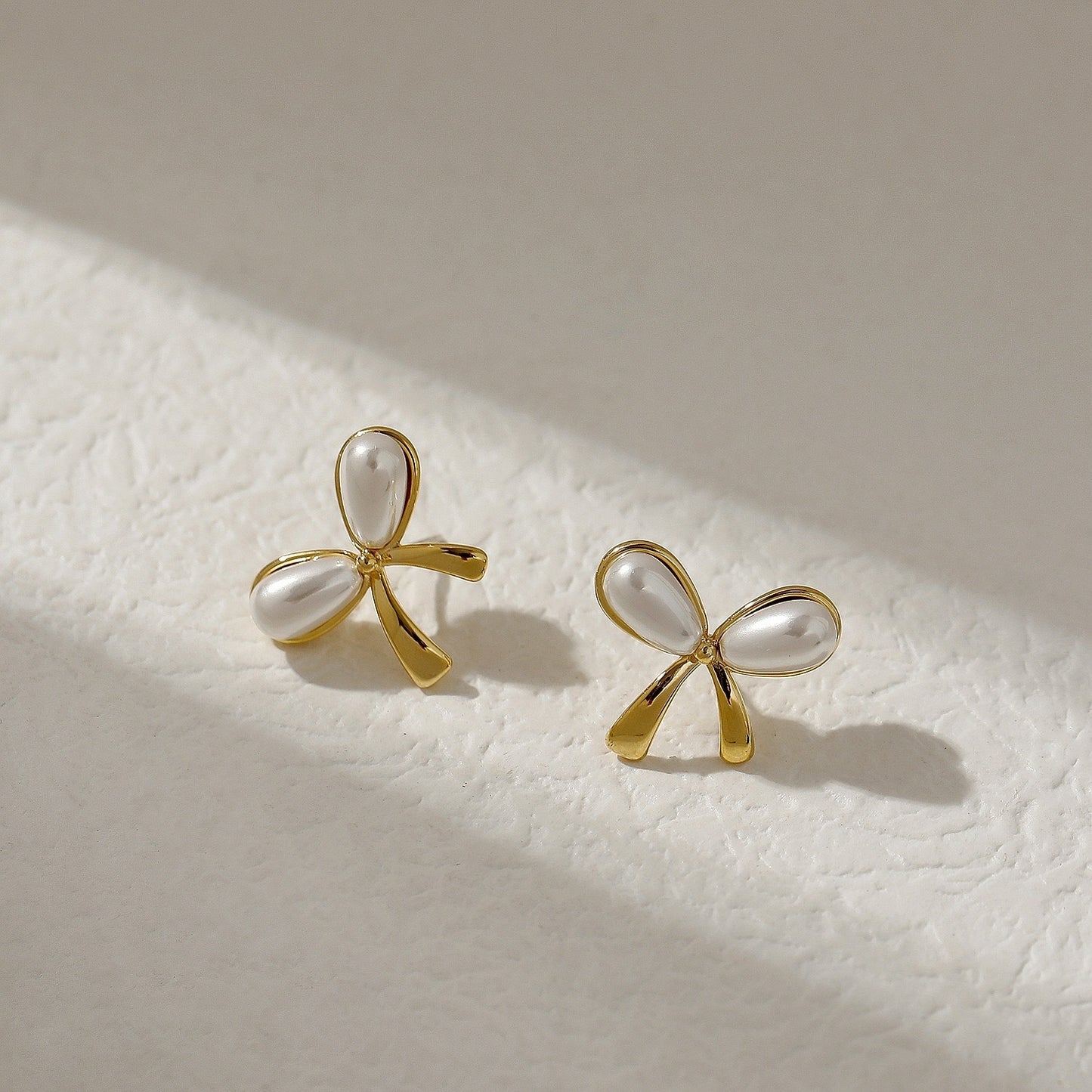 E5829 Aretes moño perlas aleacion 1.5cm