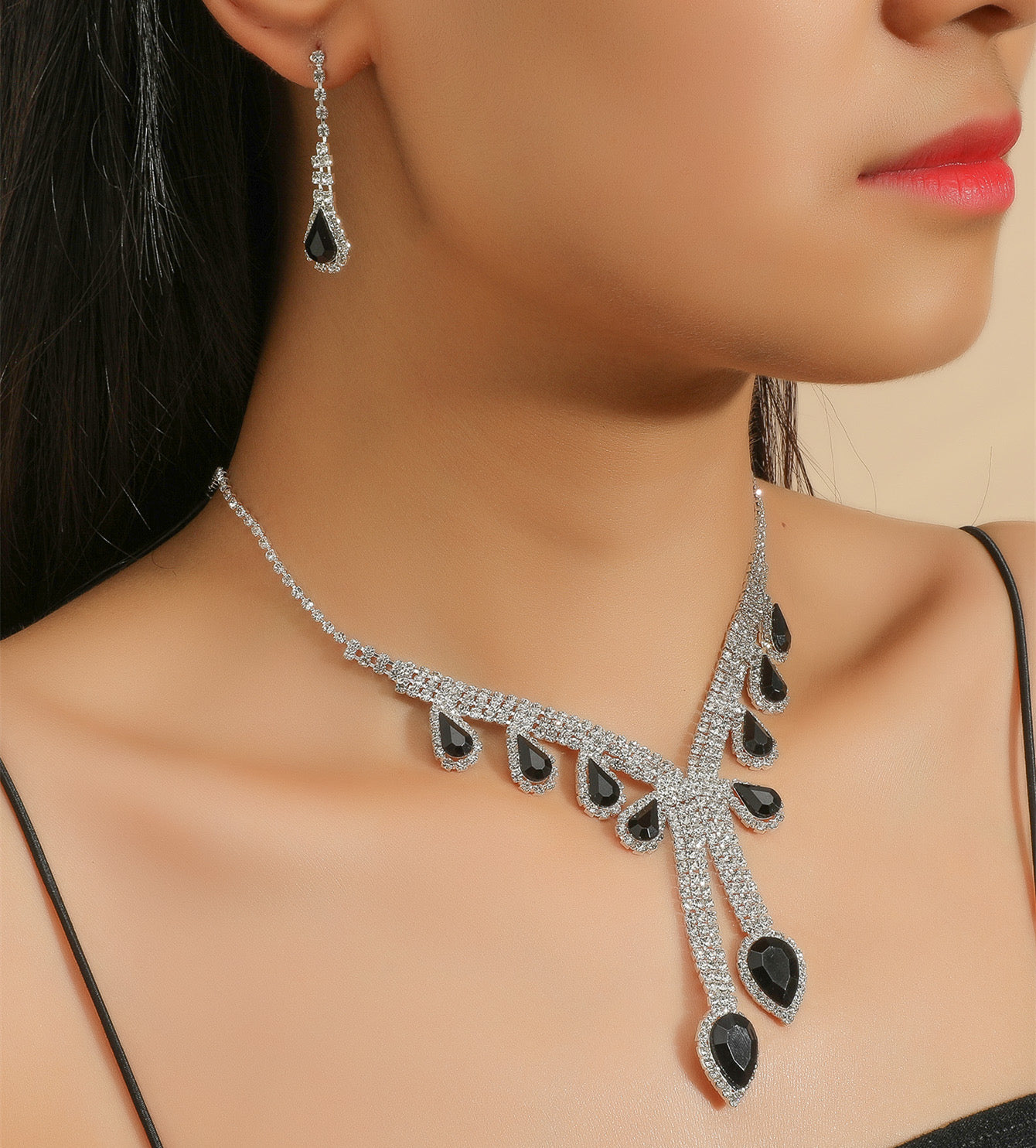 C1514 Conjunto collar y aretes gotas negras plateadas 20cm, dije 3cm, art3cm