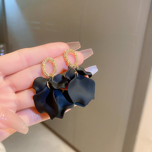 E1348N Aretes petalos negros acrilico ligero 6cm