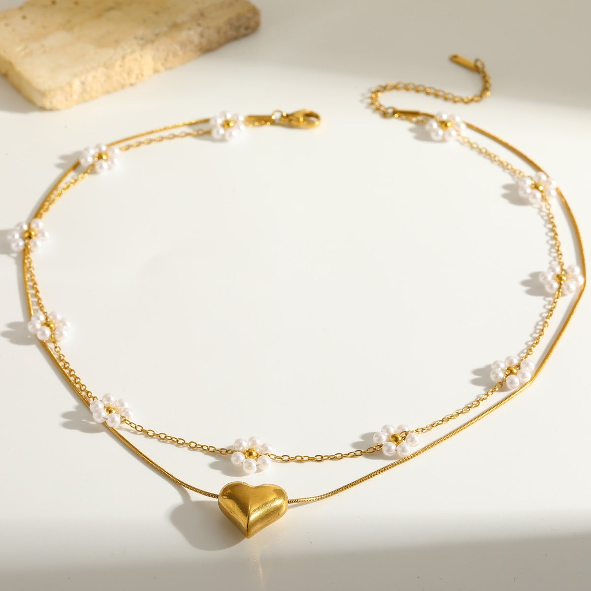 C1596 Collar doble dorado flores blancas corazón acero inoxidable 23cm largo 1cm dije