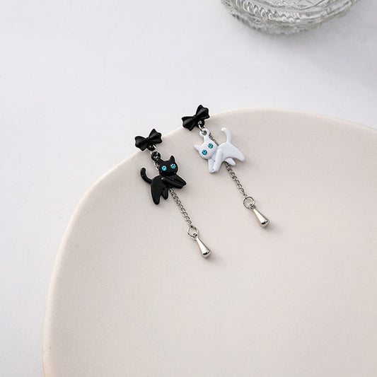 E4050 Aretes asimétricos gato negro y blanco aleacion esmaltado 5cm