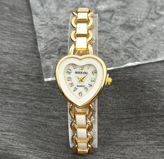 R165 reloj corazón dorado hebilla de cuarzo para mujer