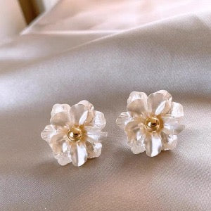 E5792 Aretes flor perla centro dorado aleacion 2cm