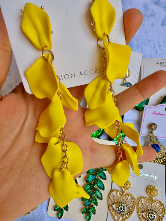 E228AM Aretes Pétalos amarillo Acrilico Suave Maxi Ligeros 13cm