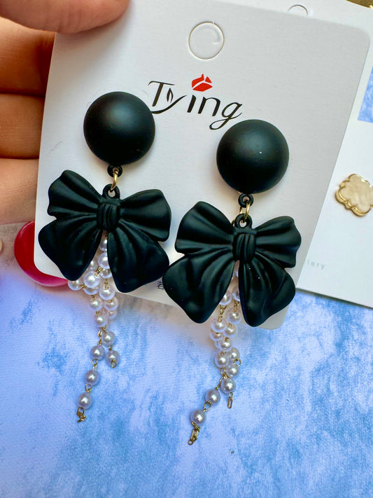 E1831 Aretes moño negro perlas colgantes resina poste de plata 9cm