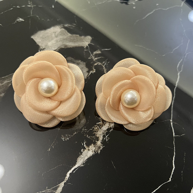 E7262C Aretes flor perla tela gasa ligeros fiesta elegante 5.5cm