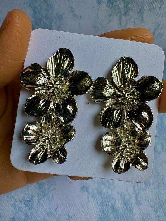 E425 Aretes flor plateada enchapado 4 cm