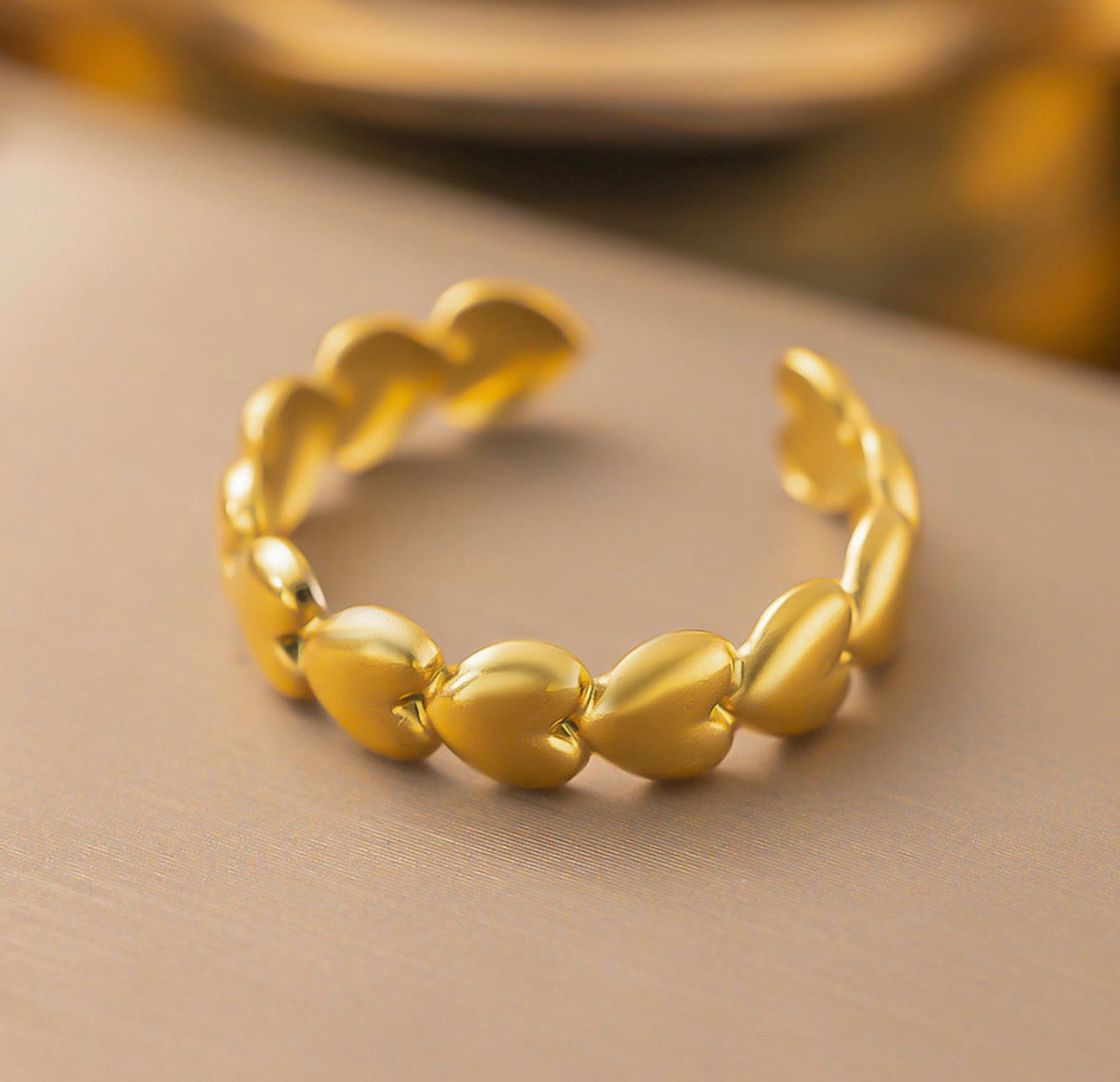 A218 anillo corazones dorados acero titanio abierto