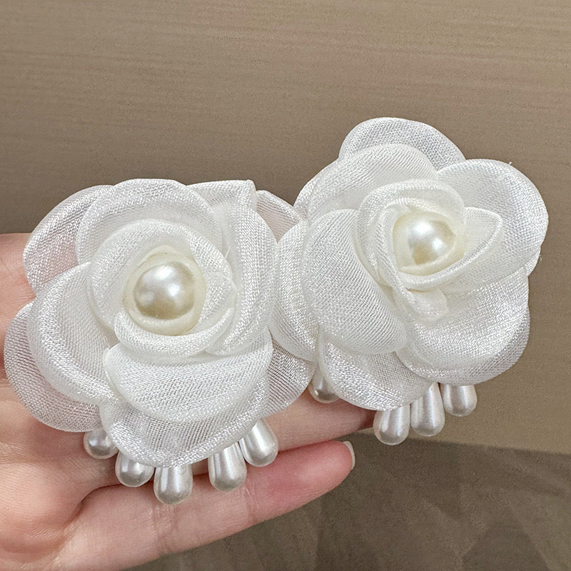 E5851 Aretes rosas blancas perlas organza aleacion 7cm