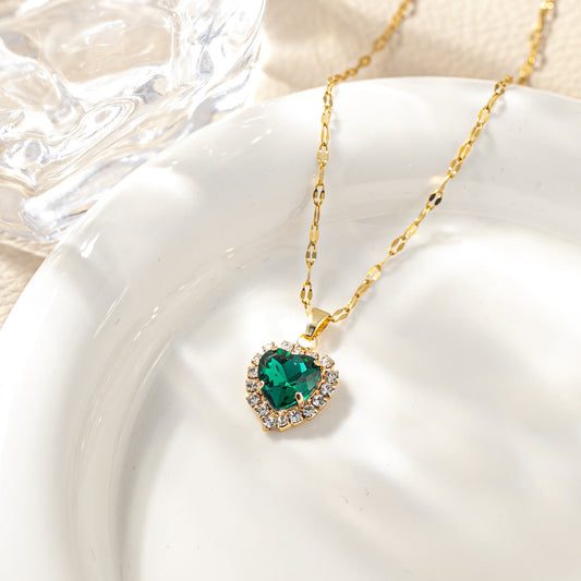 C726V Collar corazon de cristal verde acero de titanio 22cm largo 2cm dije