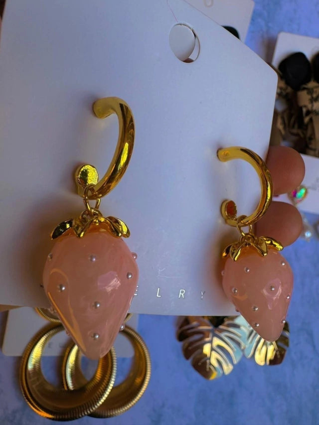 E1571 Aretes Fresa Rosa Resina Esmaltado Mate