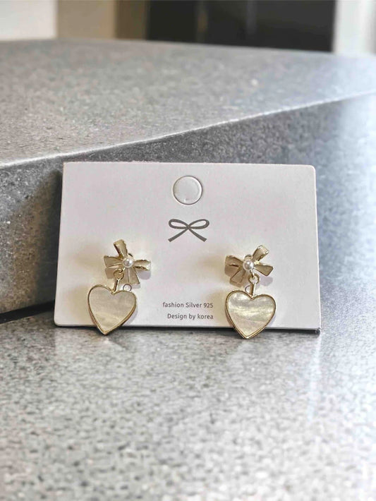 E1299 Aretes corazón moño pequeños poste de plata