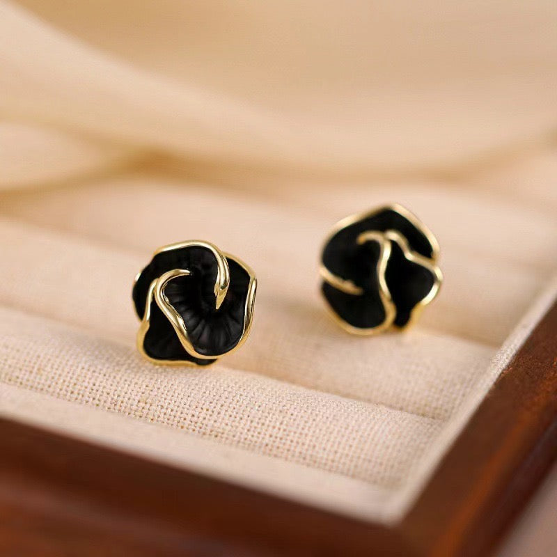 E5780 Aretes abstractos negros con dorado 1.5cm aleacion