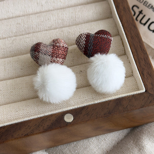 E2302 Aretes corazón pompon de felpa 4.5cm