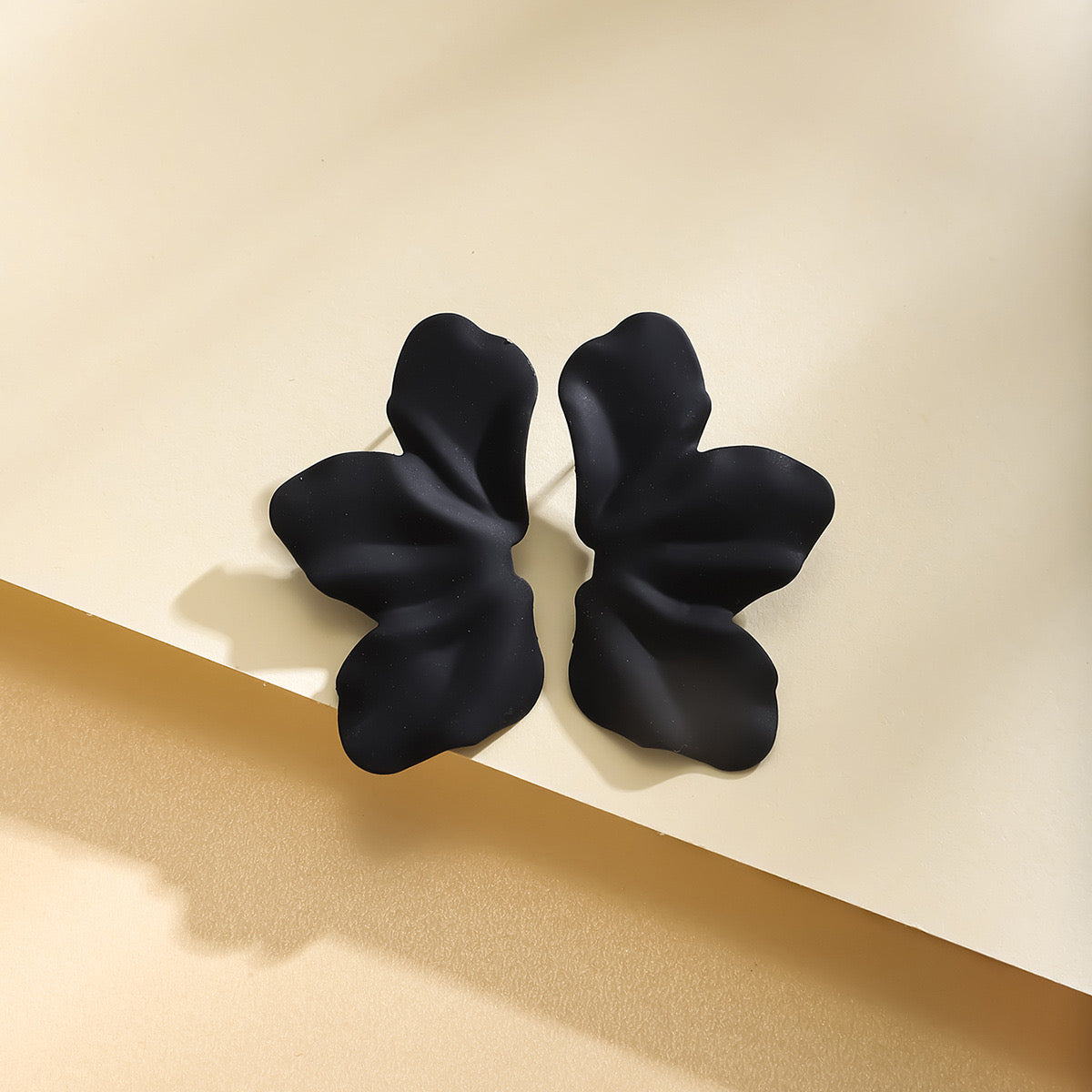 E4978 Aretes pétalos negros aleacion 5cm