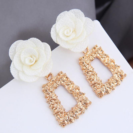 E7112 Aretes flor blanca  rectángulo dorado aleacion 5cm