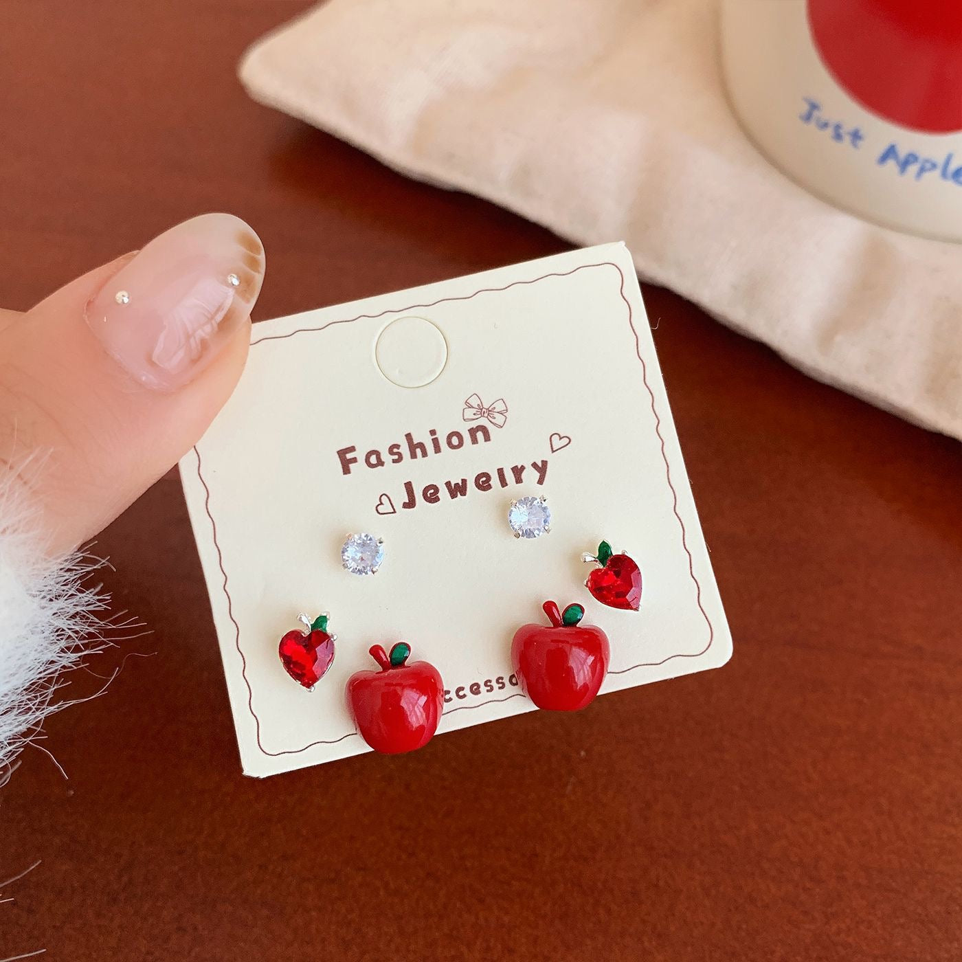 E7247 Conjunto aretes manzana esmaltado aleacion premium .5 a 1cm