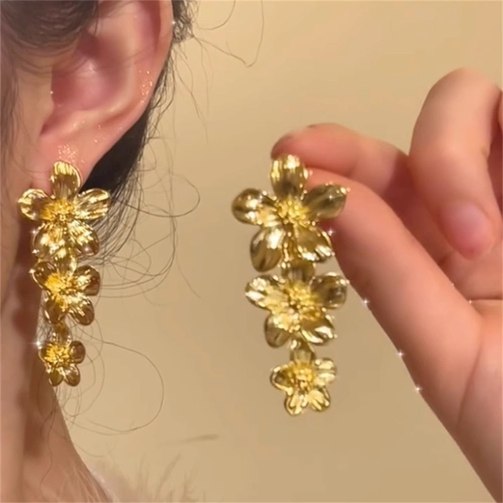 E7205 aretes flores doradas aleacion 4cm