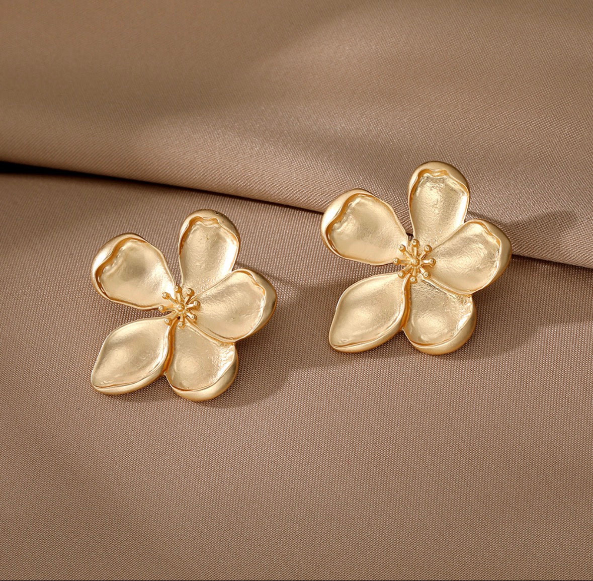 E5437 Aretes flor dorada de clip aleacion 5cm