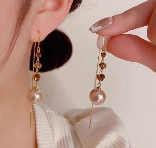E7047 Aretes perlas cafe claro aleacion 7cm