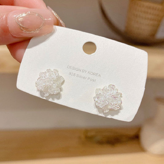 E5793 Aretes flor pequeña blanca aleacion 1.5cm
