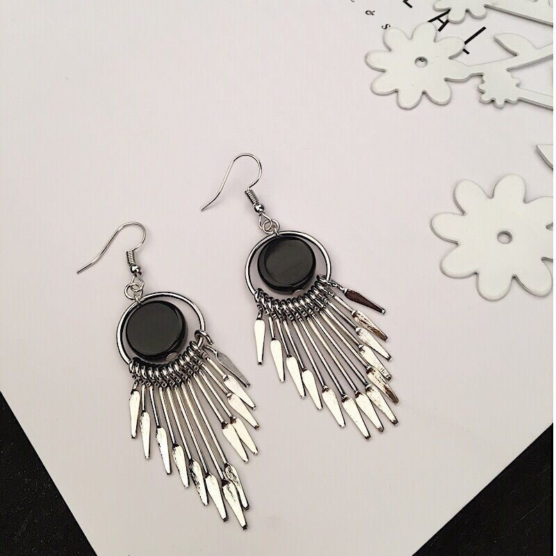 E7136 Aretes flecos metálicos plateados círculo negro metal 6cm