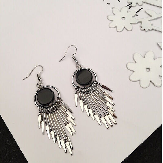 E7136 Aretes flecos metálicos plateados círculo negro metal 6cm