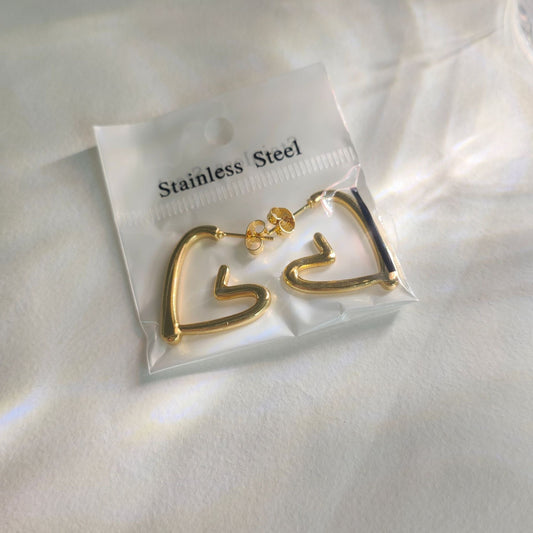 E4893 Aretes silueta de corazon dorado acero inoxidable 2cm