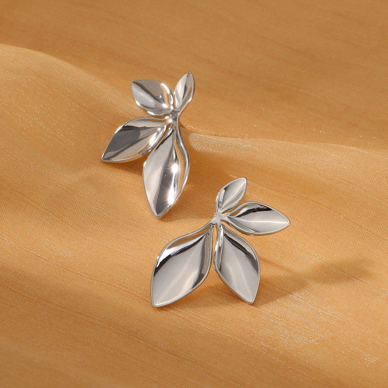 E5981 Aretes petalo plateado 4cm aleacion