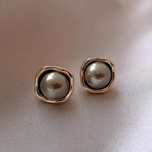 E7113 Aretes perla gris contorno cromado aleacion 1.5cm