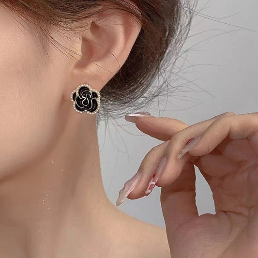 E5873 Aretes flor camelina negra elegante aleacion 1.5cm