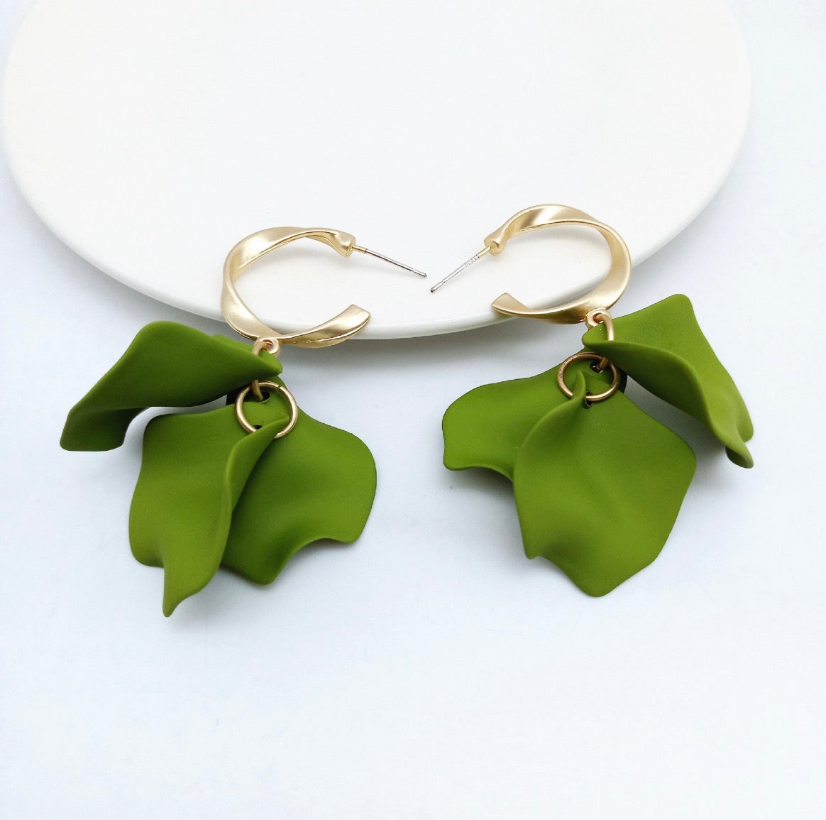 E5174 Aretes pétalos verdes colgantes barnizados 6cm