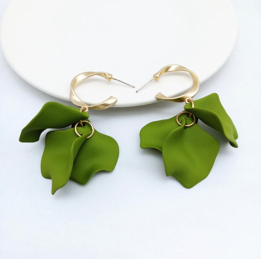 E5174 Aretes pétalos verdes colgantes barnizados 6cm