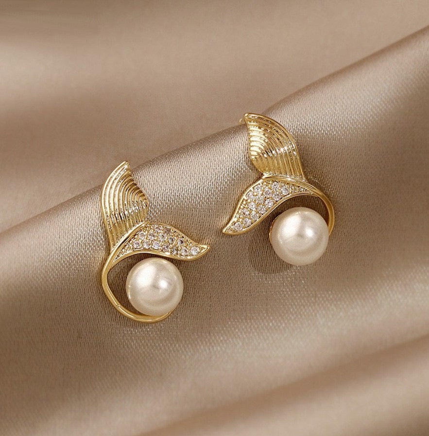 E3137 Aretes cola de sirena perla largo 1.5cm