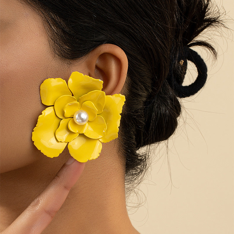 E3040A Aretes flor amarilla esmaltada aleacion 6cm