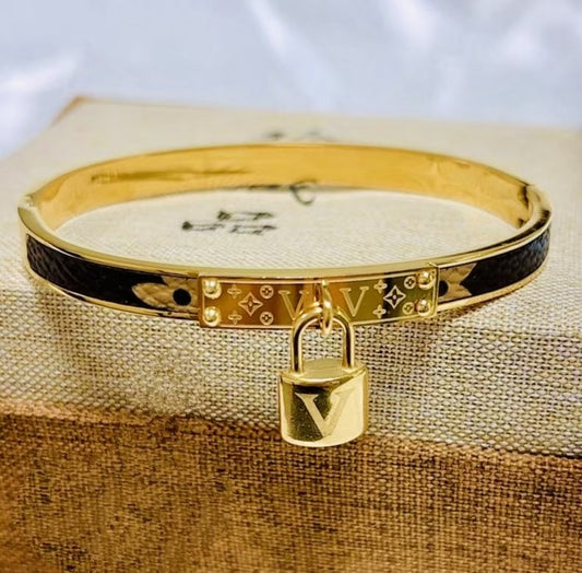 B545 Brazalete dorado candado acero titanio 6cm