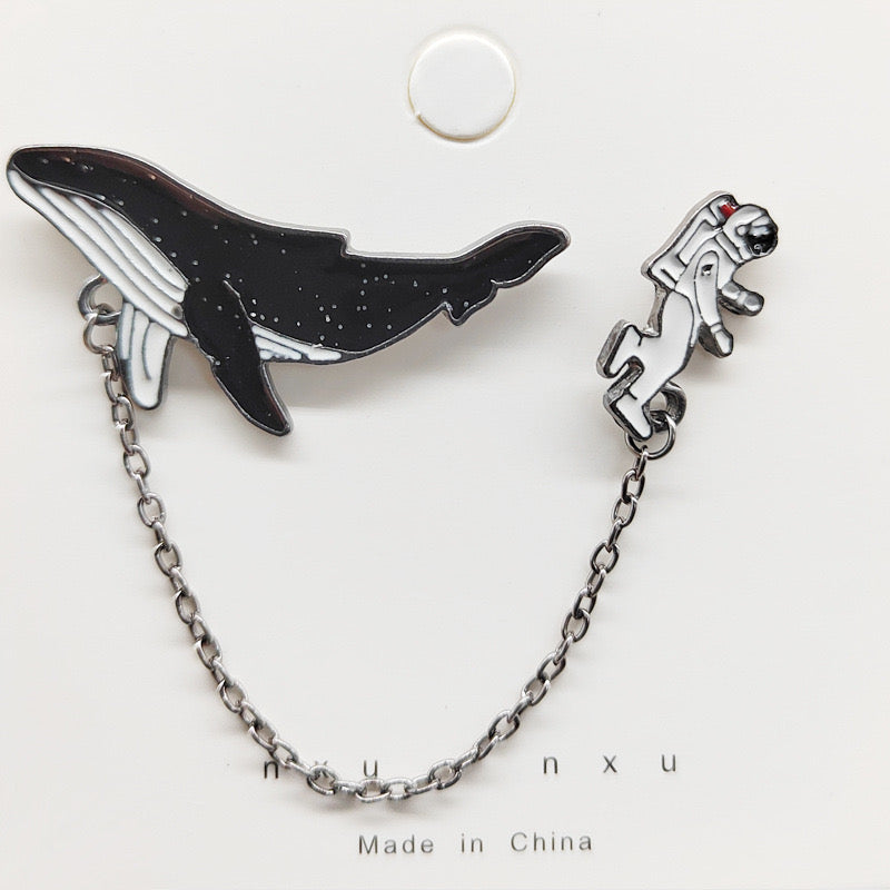 P112 Pin o broche para ropa astronauta ballena 4cm ballena 2cm astronauta