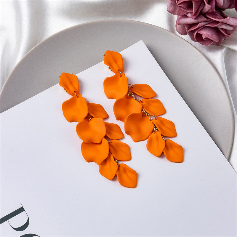 E7119 Aretes petalos naranjas en caída de cascada elegantes mate acrílico 11cm