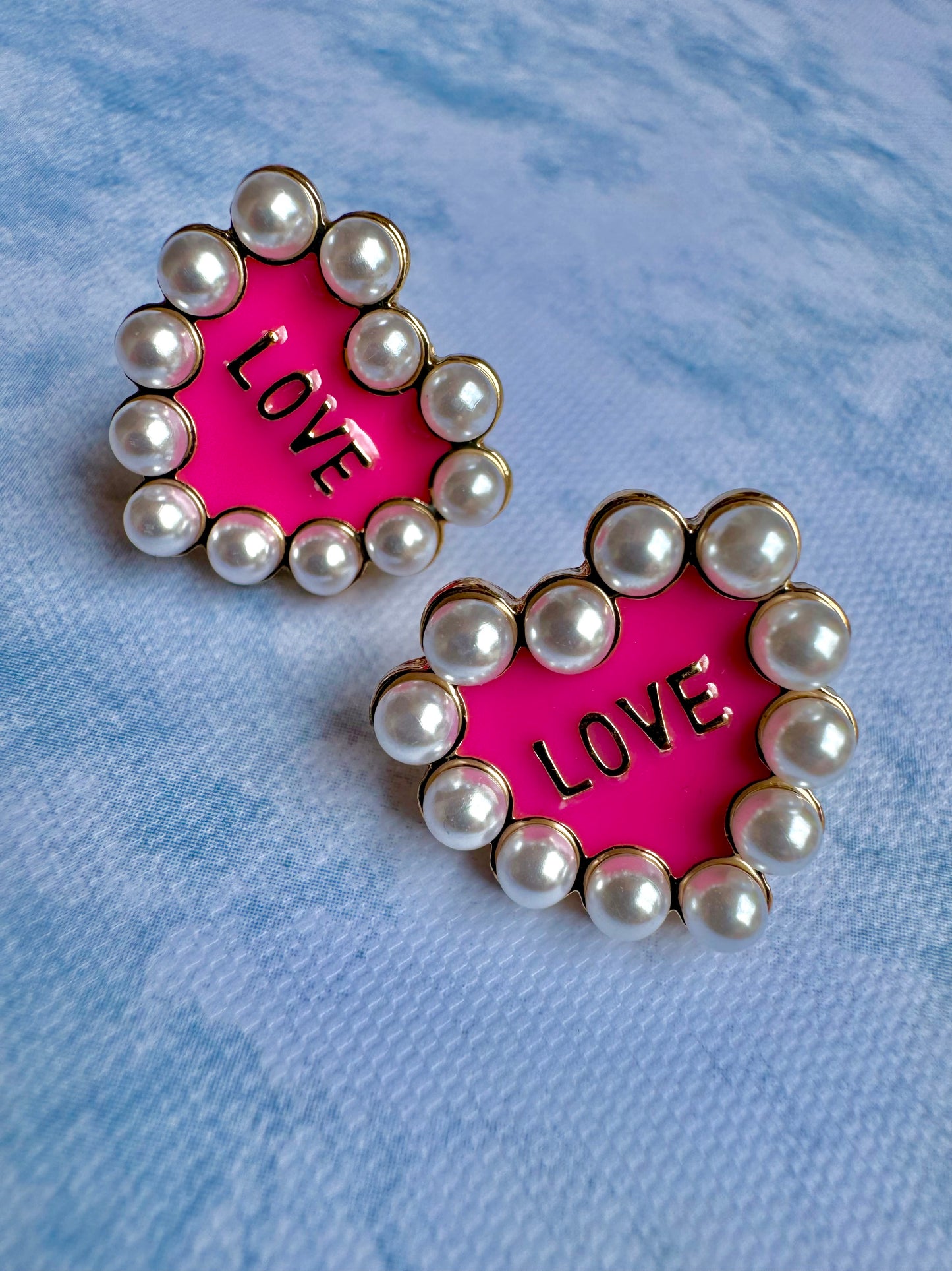 E1811 Aretes corazón love esmaltado perlas 1.5cm